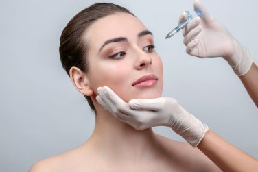 bệnh nhân nữ được tiêm Botox.
