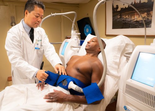 bác sĩ chuẩn bị CoolSculpting quanh eo bệnh nhân.