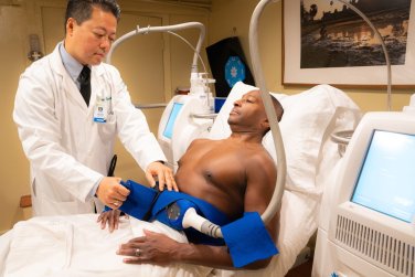 bác sĩ chuẩn bị CoolSculpting quanh eo bệnh nhân.