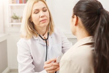 bác sĩ khám bệnh cho bệnh nhân bằng ống nghe.