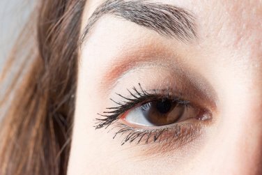 mắt với mí mắt sụp.