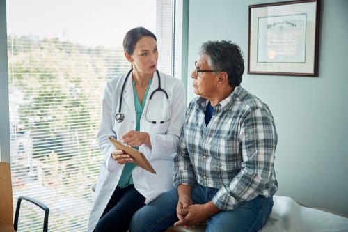 médico hablando con paciente.
