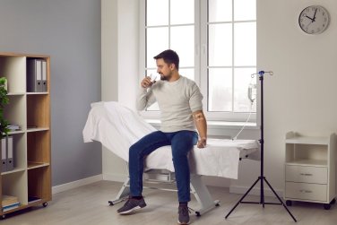 醫護人員協助男性接受靜脈輸液。