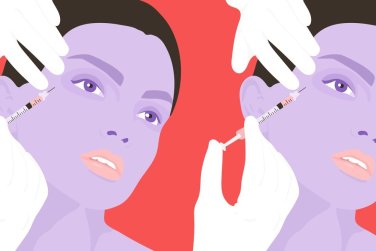 nhân viên chuẩn bị tiêm vào mặt.