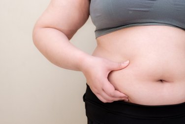 phụ nữ véo phần bụng to.