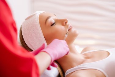 nhân viên tiêm filler vào mặt.