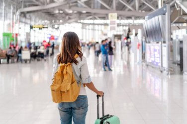女性在機場帶著行李。