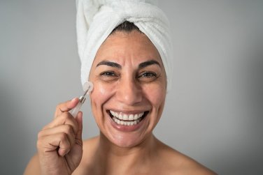 mujer con toalla en la cabeza.