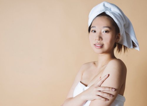 phụ nữ quấn khăn trên đầu và cơ thể.