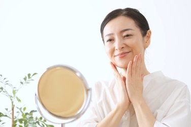 女性在镜子中对自己微笑。