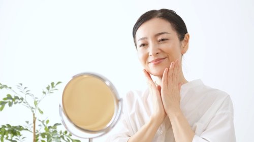 女性在镜子中对自己微笑。