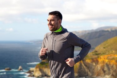 hombre corriendo por fitness en el parque.
