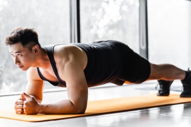 đàn ông chạy rèn luyện trong công viên.