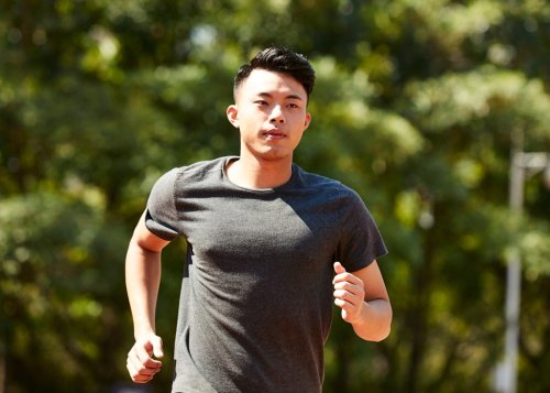 男性在公園跑步健身。