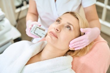 phụ nữ nhận điều trị laser trên mặt.